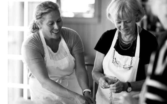 School_teig_peeling garlic